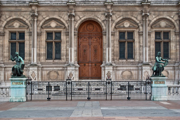 Fototapeta premium Building facade with sculptures.