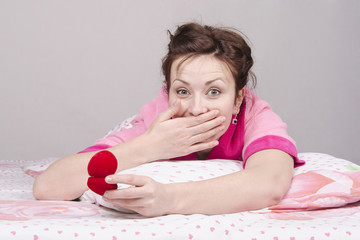 девушке в постели подарили кольцо © madhourse