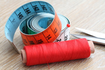 Maßband mit Garn und Schere
