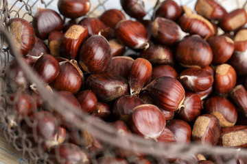 Esskastanien in Korb