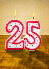 Brennende Geburtstagskerzen Nummer 25