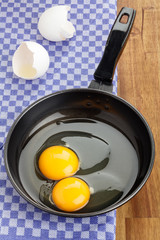 Rohe Eier in Pfanne