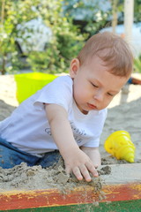 Kleinkind spielt im Sandkasten