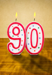 Brennende Geburtstagskerzen Nummer 90