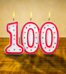 Brennende Geburtstagskerzen Nummer 100