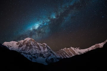 Fotobehang Nachtopname van Annapurna Range met Melkweg. © ykumsri