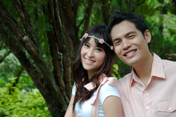 Naklejka premium Portrait of a happy couple laughing at camera