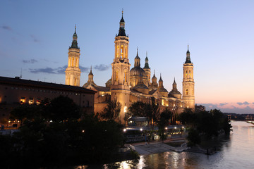 Fototapeta na wymiar View of the basilica of the Virgen del Pilar and Ebro river, Zar