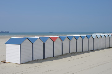 Fototapeta na wymiar Cabines de plage alignées