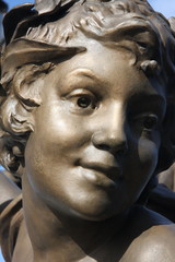 Détail d'une statue du pont Alexandre III à Paris