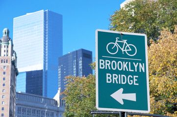 Obraz premium Brooklyn Bridge Bike sign, New York City