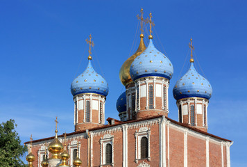 Fototapeta na wymiar Kopuły Kremlin Riazań