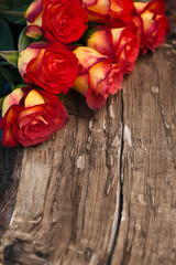 Rosen liegen auf Holz antik Liebe