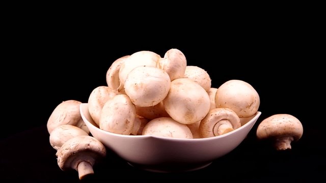 Champignons in a white bowl
