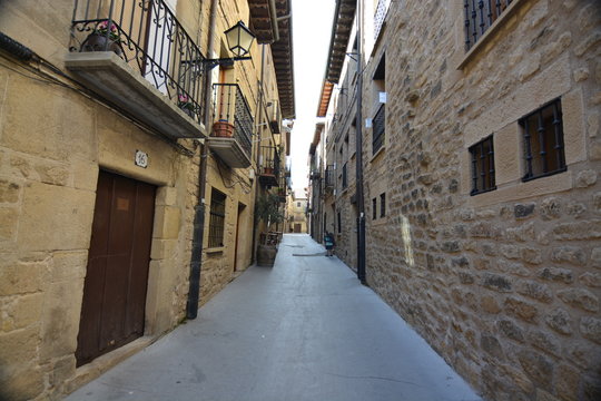 Calles estrechas de pueblo pintoresco (Laguardia)