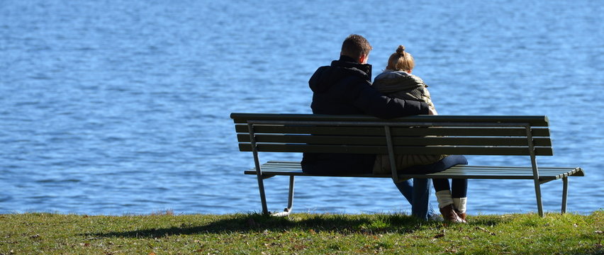 amoureux assis pr&egrave;s du lac 