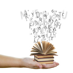 Mano con libros y letras saliendo de ellos sobre fondo blanco