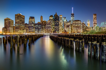 Fototapeta na wymiar Lower Manhattan i Brooklyn starym molo o zmierzchu