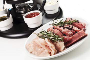 bourguignon di carne su sfondo bianco