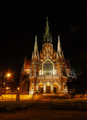 Fototapeta na wymiar Gotycki kościół z wspaniałe fasady w nocy