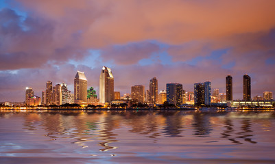 Naklejka premium San Diego skyline at dusk reflected in sea