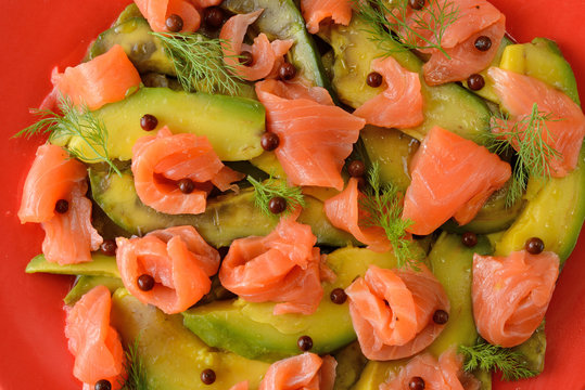 Piatto di avocado e salmone affumicato in insalata