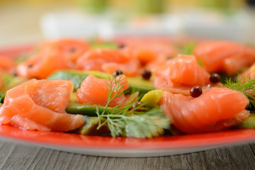 Piatto di avocado e salmone affumicato in insalata