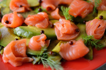 Piatto di avocado e salmone affumicato in insalata