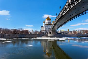 Fototapeta na wymiar Cathedral of Christ the Saviour and Patriarshy Bridge in Moscow