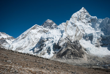 Obraz premium Nuptse on the right, Everest to the left from Kala Patthar.