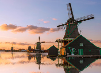 Obraz premium Traditional Dutch windmills with canal near the Amsterdam, Holla