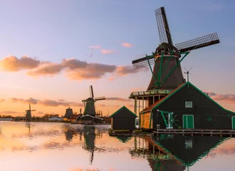 Foto op Plexiglas Traditionele Nederlandse windmolens met kanaal dichtbij Amsterdam, Holla © Tomas Marek