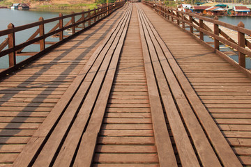 Obraz premium Wooden bridge across the river