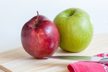 Pommes rouge et verte sur serviette rouge