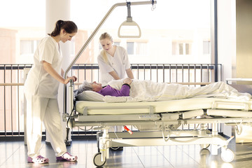 Krankenschwestern Patientin Krankenhaus Bett
