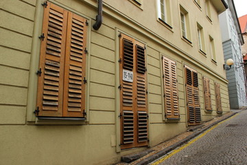 Reihe von Fenstern und Türen in der Altstadt von Bratislava