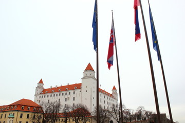 Burg von Bratislava in der Slowakei mit Fahnen