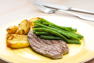 beefsteak with green beans and garlic potatoes