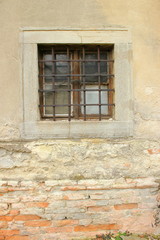Fototapeta na wymiar Latticed okno w opuszczonym domu w Bratysławie