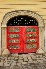 Rote Eingangstür in der Altstadt von Bratislava