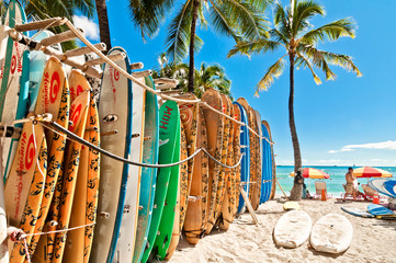 Surfplanken in het rek bij Waikiki Beach - Honolulu