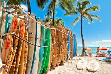 Foto op Plexiglas Centraal-Amerika  Surfplanken in het rek bij Waikiki Beach - Honolulu