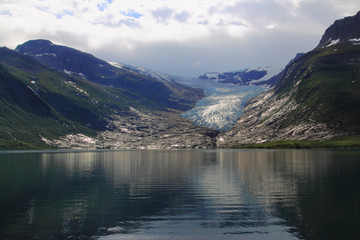 mirrroring glacier