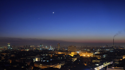 Fototapeta na wymiar Księżyc i Wenus Ponad Zagrzeb Skyline