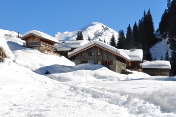 Fototapeta na wymiar chalets enneigés en haute-Savoie