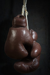 alte Boxhandschuhe, hängend vor Wand
