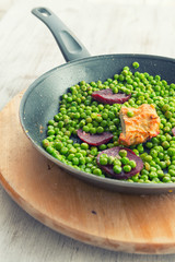 Seitan with peas and beetroots