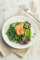 Seitan with peas and beetroots