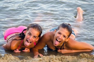 Naklejka premium Girls having fun on the beach