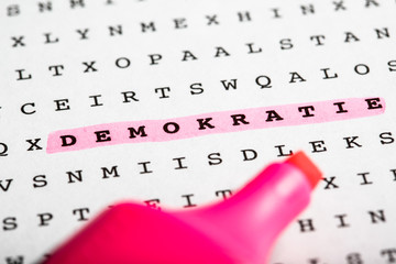 Buchstaben Rätsel und Textmarker - Demokratie